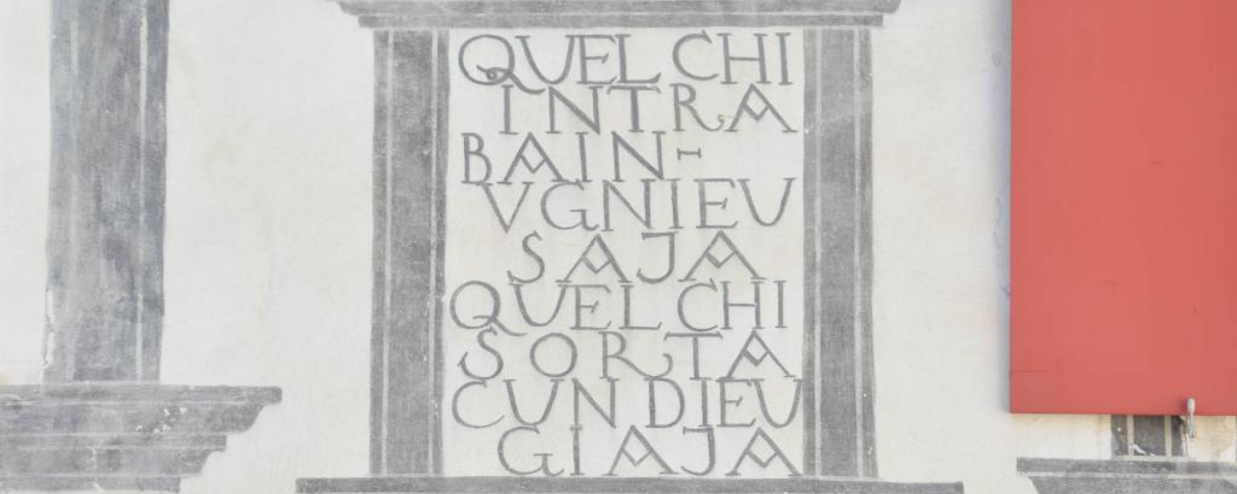"Wer hereinkommt sei willkommen, wer scheidet gehe mit Gott", so die romanische Inschrift an der Frontfassade.