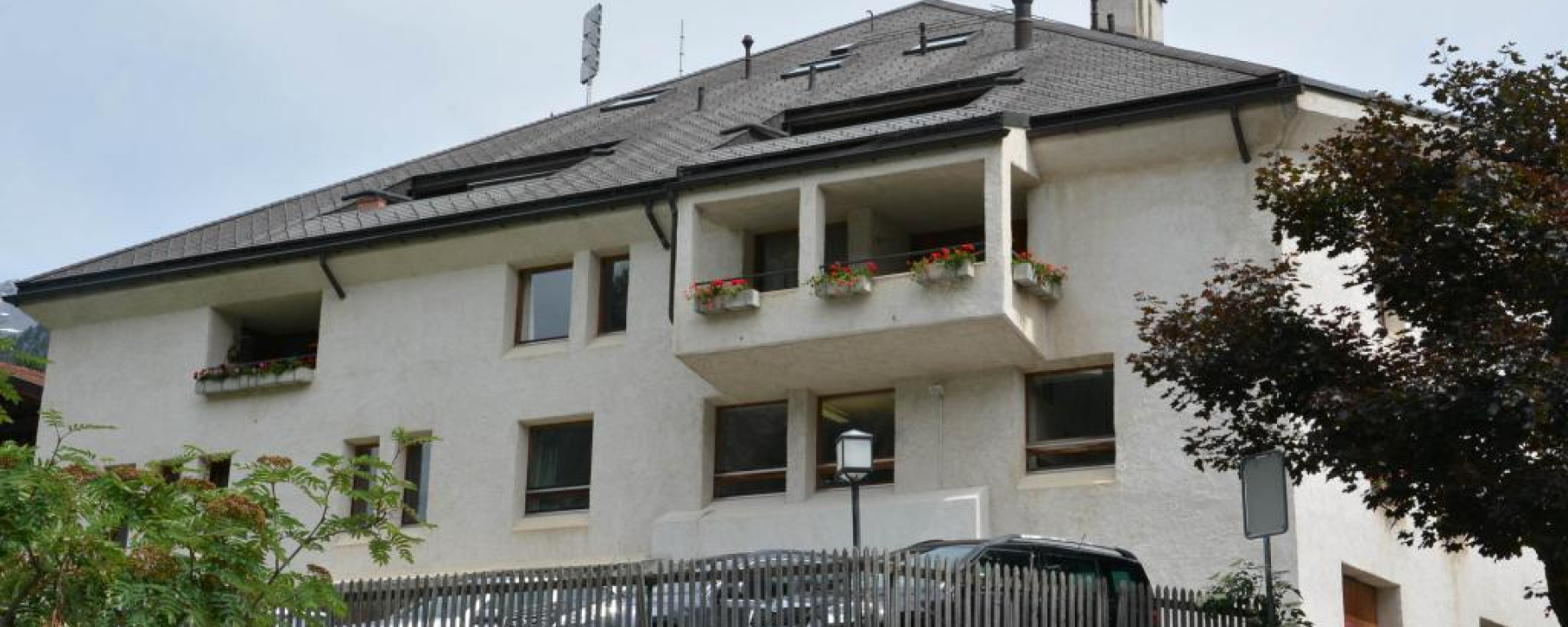 Der Balkon auf der Gebäuderückseite ist eine moderne Form der traditionellen Laube.