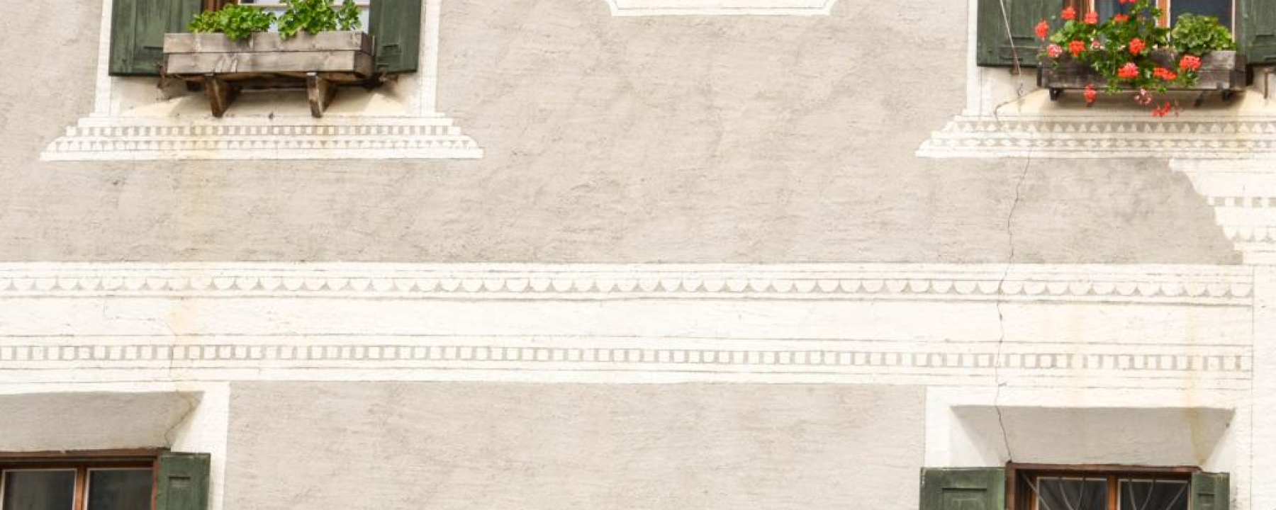 Horizontale Sgraffito-Bänder verweisen auf die Etagengliederung.