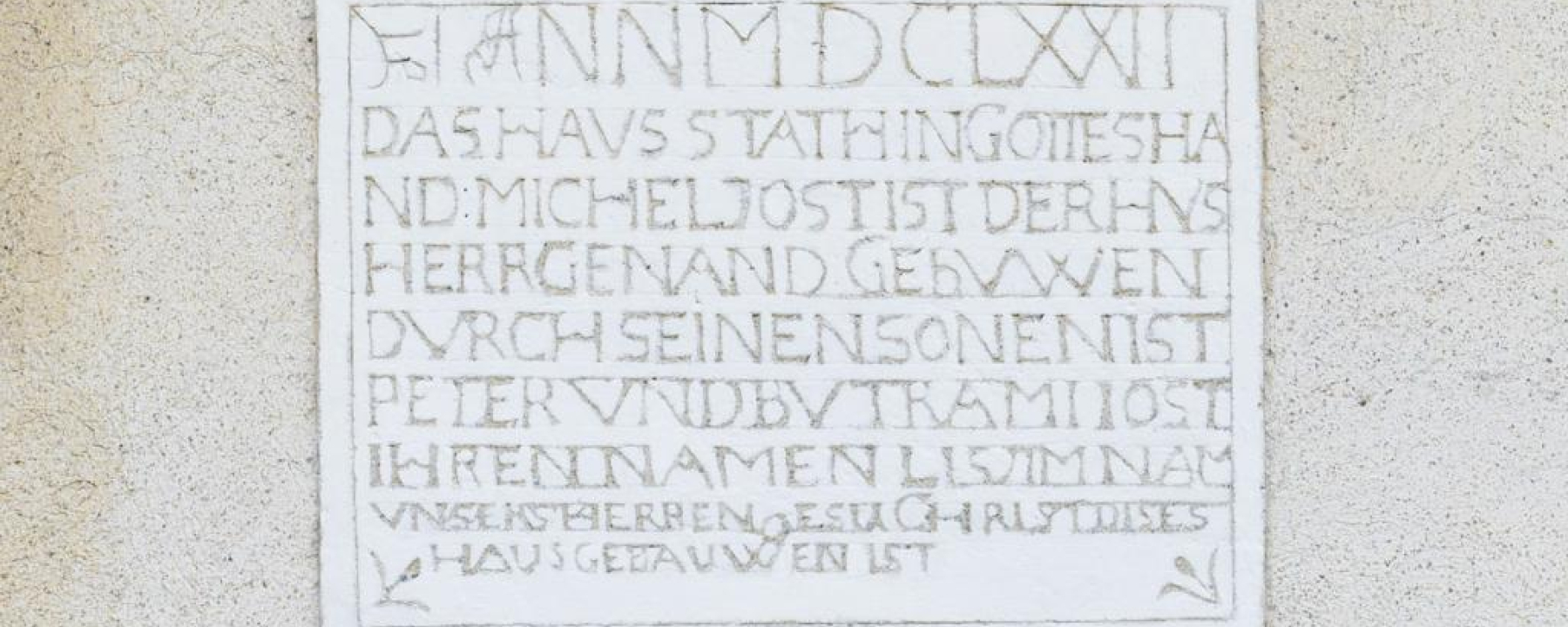 Laut Inschrift über dem Eingangsbogen wurde das Haus von Michael Jost für seine beiden Söhne gebaut.