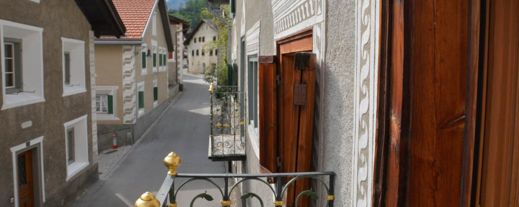 Blick vom Balkon Haus Cos auf die Dorfstrasse.