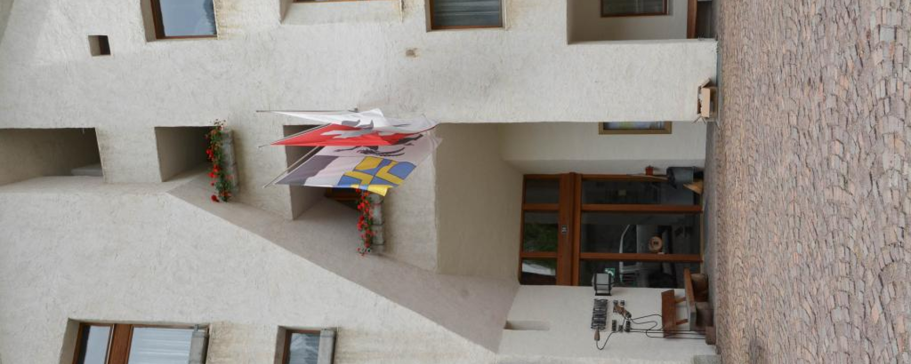 Das von der Strasse zurückgesetzte Gemeindehaus mit nach innen geknickter Fassade soll Raum schaffen.
