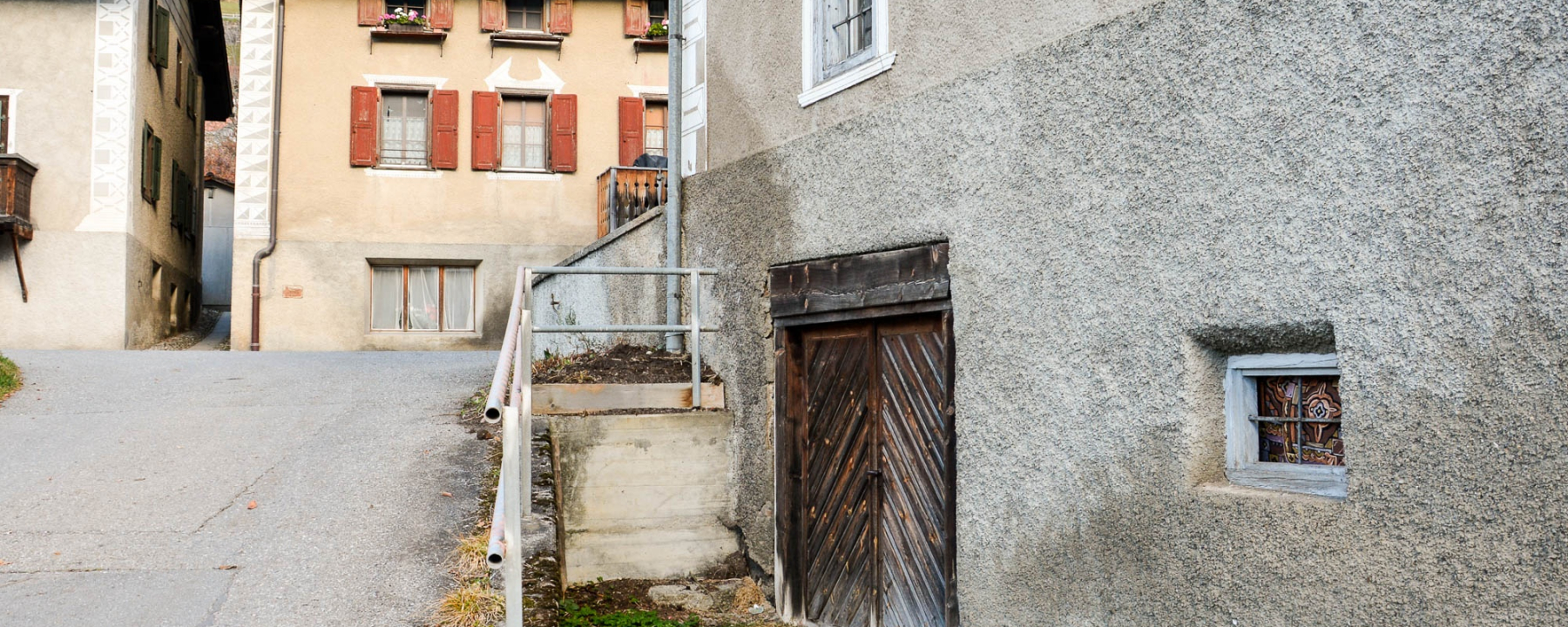 Die seitliche Cuorttüre führt in den Stall.