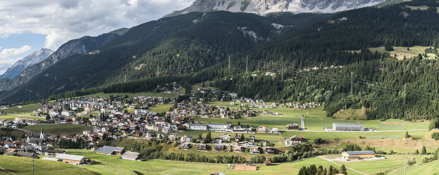Savognin mit dem Lärchenwald Laresch
