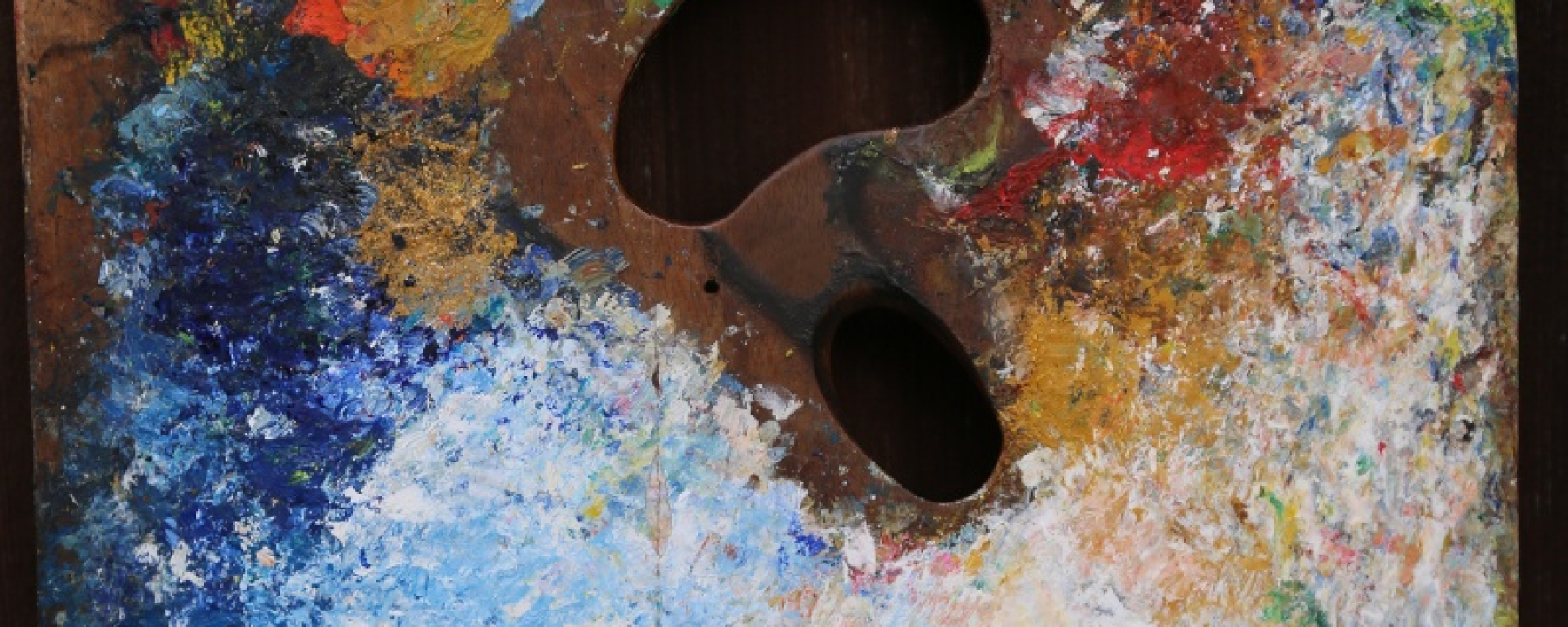 Der Maler brachte die Farben unvermischt und mit Räumen zwischen den Strichen auf die Leinwand. Diese füllte er mit Strichen in Komplementärfarben.