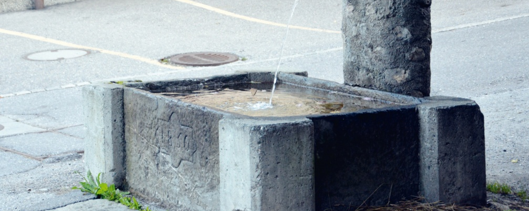 Der einzige historische, teilweise erhaltene Brunnen liegt in der Veia Son Mitgel, hinter der Metzgerei Peduzzi.