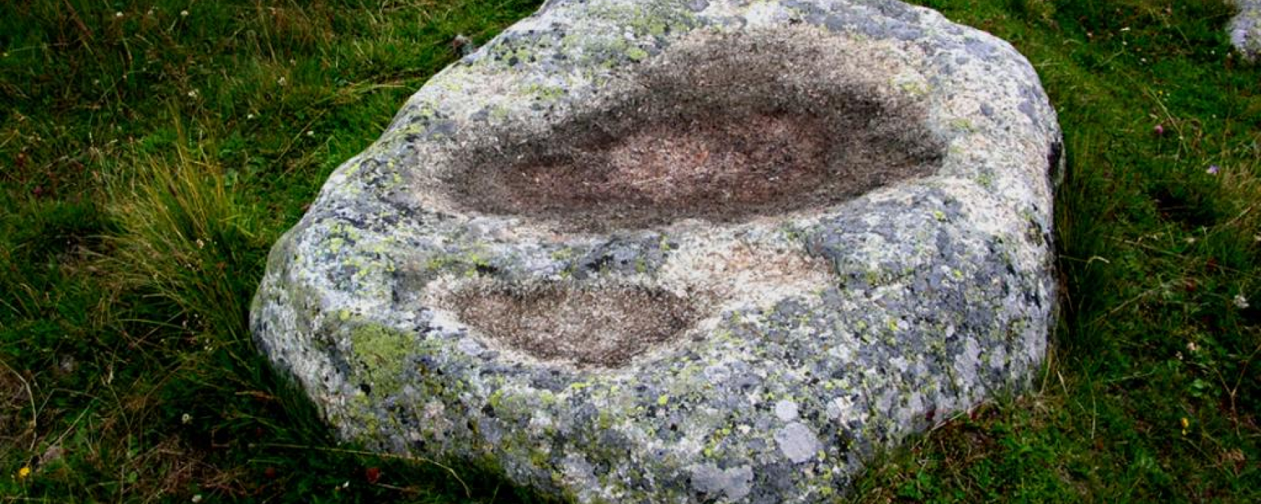 Der rätselhafte Stein am Septimerweg oberhalb von Bivio mit seinen 2 schalenförmigen Vertiefungen