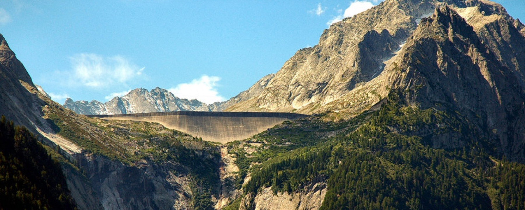 Die Albigna-Staumauer wurde zur Stromproduktion und zum Schutz vor Hochwasser gebaut. Sie ist 759m hoch und 115m lang.