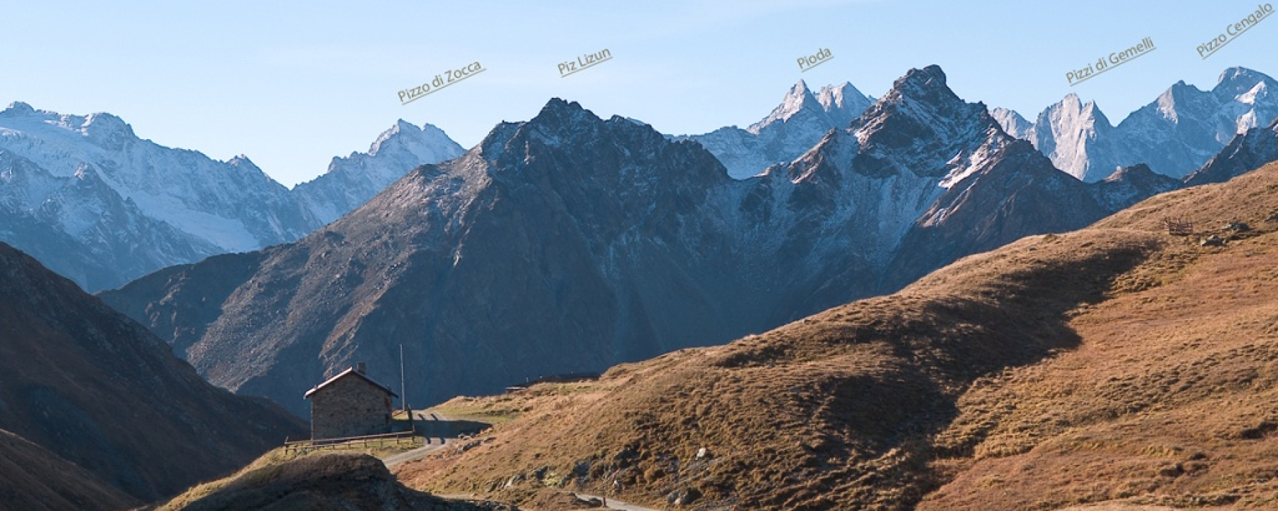Ausblick von der Passhöhe in die Bergeller Alpen.