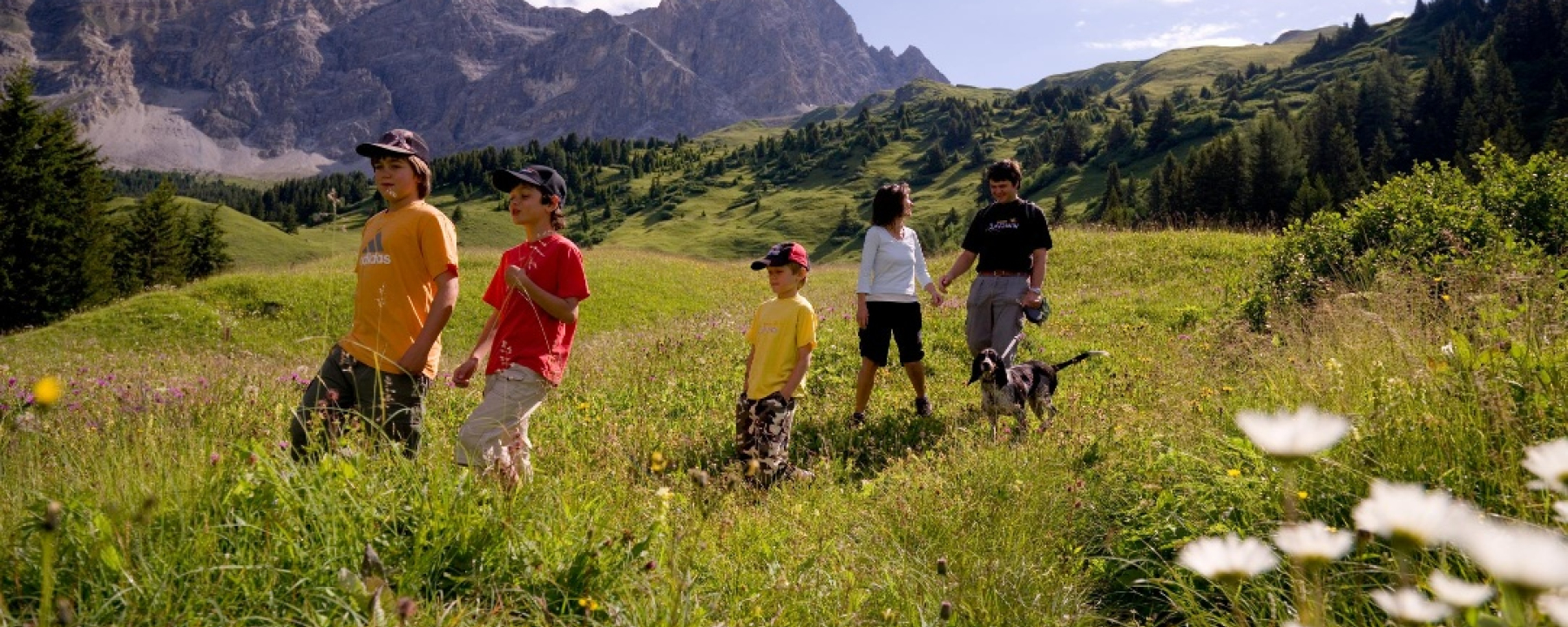 Familie beim Wandern in Savognin