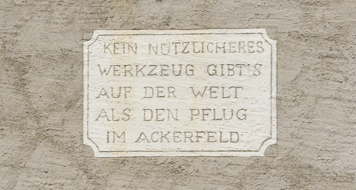 Die Inschrift auf der Giebelfassade ist Programm auf dem Hof Streglia.