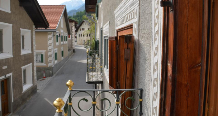 Blick vom Balkon Haus Cos auf die Dorfstrasse.
