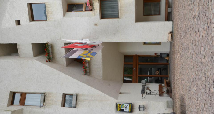 Das von der Strasse zurückgesetzte Gemeindehaus mit nach innen geknickter Fassade soll Raum schaffen.