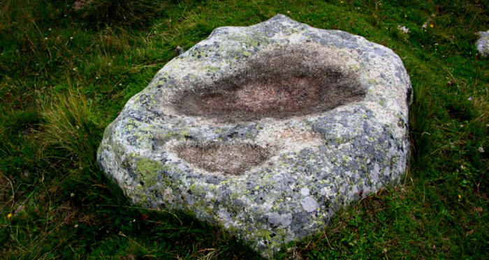 Der rätselhafte Stein am Septimerweg oberhalb von Bivio mit seinen 2 schalenförmigen Vertiefungen