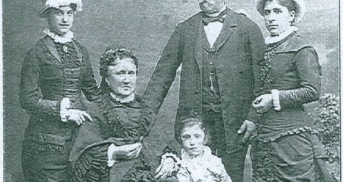 Die Familie von Andrea Fasciati, dem Erbauer des Palazzo, um 1870.