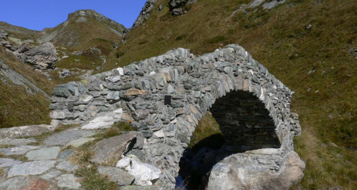 Die 1992 gebaute Brücke am Septimerweg.