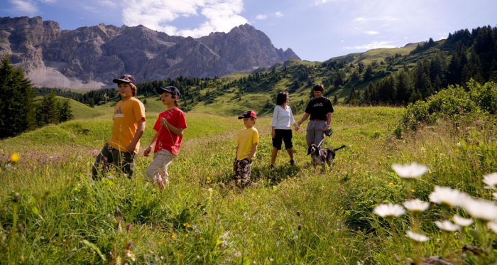 Familie beim Wandern in Savognin
