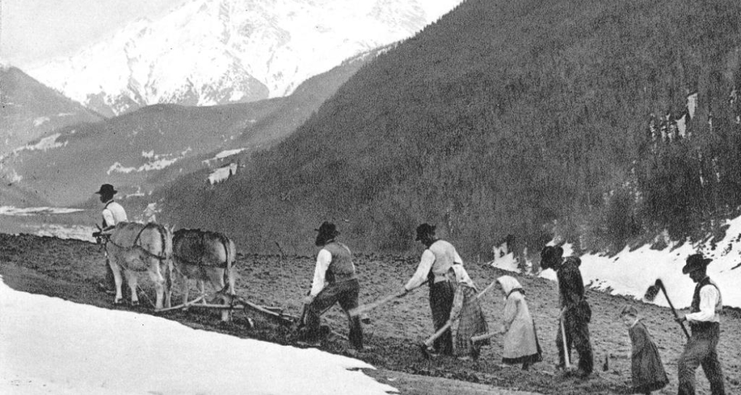 Bündner Bauernfamilie bei der Feldarbeit (Sammlung K. Hager) Bündner Bauernfamilie bei der Feldarbeit (Sammlung K. Hager)