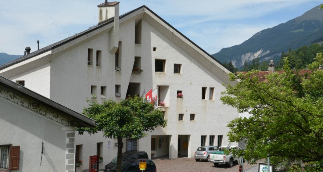Das Gemeindehaus kopiert das Engadiner Haus nicht, sondern interpretiert es neu. Das Gemeindehaus kopiert das Engadiner Haus nicht, sondern interpretiert es neu.