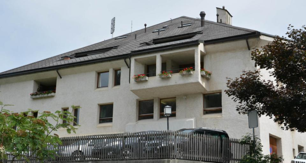 Der Balkon auf der Gebäuderückseite ist eine moderne Form der traditionellen Laube. Der Balkon auf der Gebäuderückseite ist eine moderne Form der traditionellen Laube.
