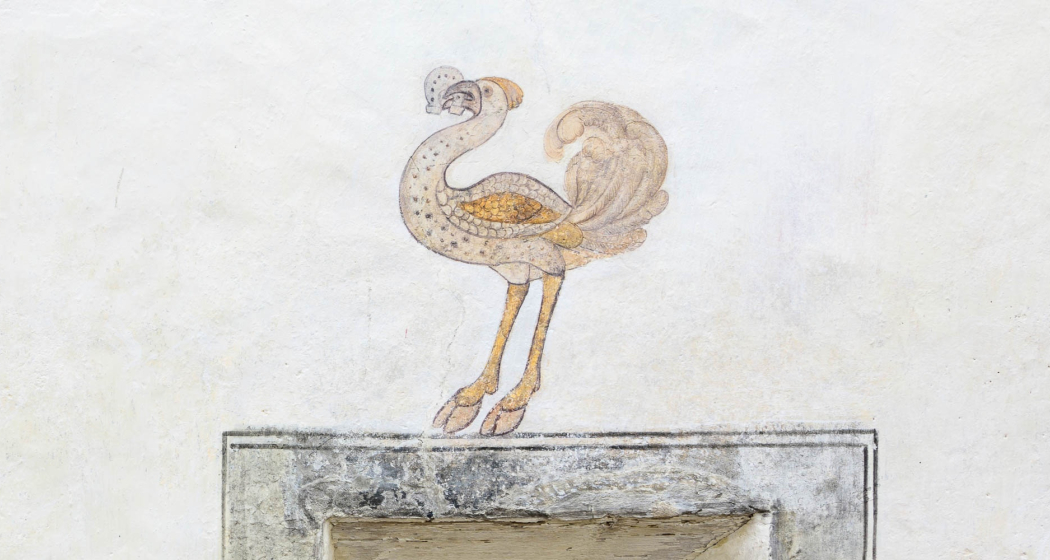 Fassadendetail: Strauss mit Hufeisen im Schnabel. Fassadendetail: Strauss mit Hufeisen im Schnabel.