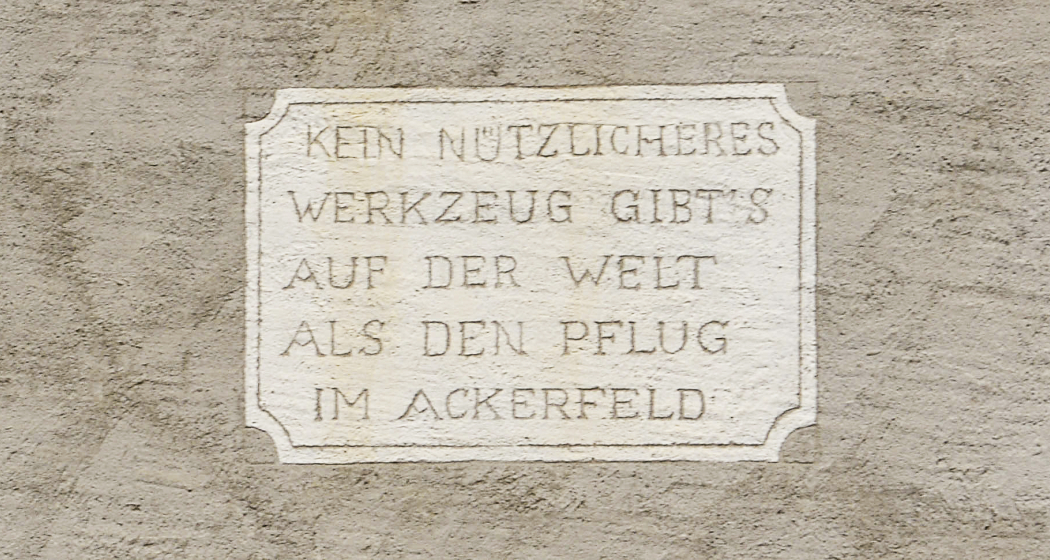 Die Inschrift auf der Giebelfassade ist Programm auf dem Hof Streglia. Die Inschrift auf der Giebelfassade ist Programm auf dem Hof Streglia.