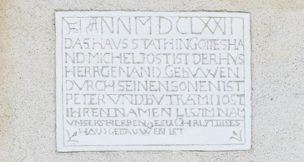 Laut Inschrift über dem Eingangsbogen wurde das Haus von Michael Jost für seine beiden Söhne gebaut. Laut Inschrift über dem Eingangsbogen wurde das Haus von Michael Jost für seine beiden Söhne gebaut.