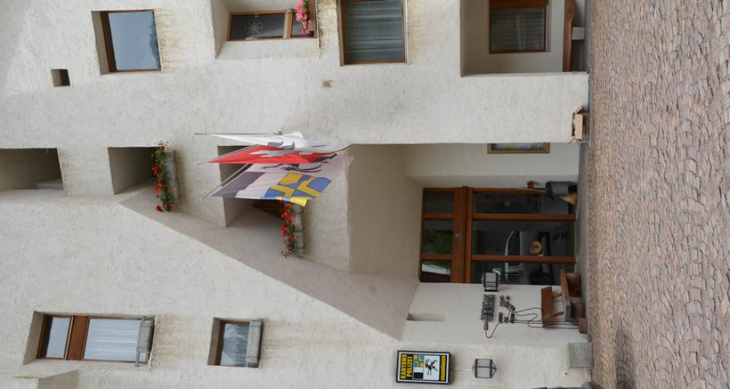 Das von der Strasse zurückgesetzte Gemeindehaus mit nach innen geknickter Fassade soll Raum schaffen. Das von der Strasse zurückgesetzte Gemeindehaus mit nach innen geknickter Fassade soll Raum schaffen.