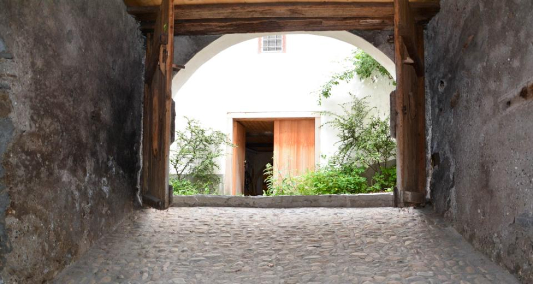 Das seitliche Portal in die abfallende Cuort. Das seitliche Portal in die abfallende Cuort.