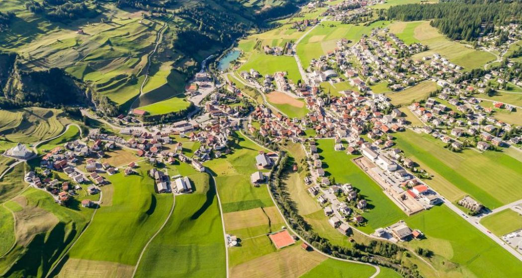 savognin-dorf-sommer-surses-graubuenden savognin-dorf-sommer-surses-graubuenden