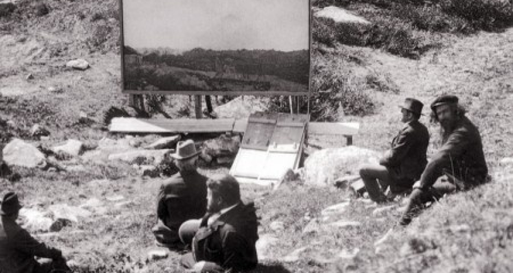 Segantini und Besucher vor dem Gemälde «Sein». Die Holzkonstruktion bleibt Tag und Nacht draussen. Giovanni liess diese extra anfertigen. Segantini und Besucher vor dem Gemälde «Sein». Die Holzkonstruktion bleibt Tag und Nacht draussen. Giovanni liess diese extra anfertigen.