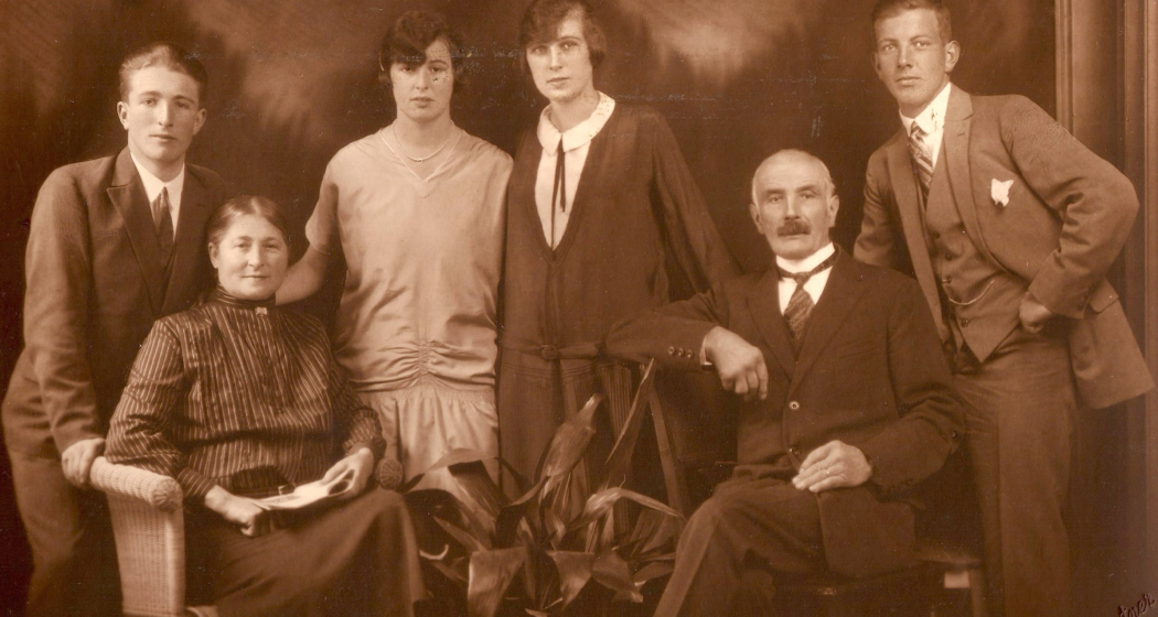 Barbara Uffer mit ihrem Mann Tsasper Spinatsch und ihren Kindern Peter (1908), Franziska (1906), Margaritta (1910) und Stiefsohn Franz (1902)(v.l.). Barbara Uffer mit ihrem Mann Tsasper Spinatsch und ihren Kindern Peter (1908), Franziska (1906), Margaritta (1910) und Stiefsohn Franz (1902)(v.l.).