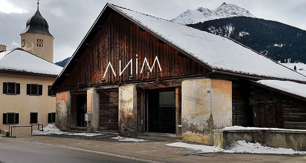 Der Stall von ANIM – etwas zurückversetzt zur Strasse.