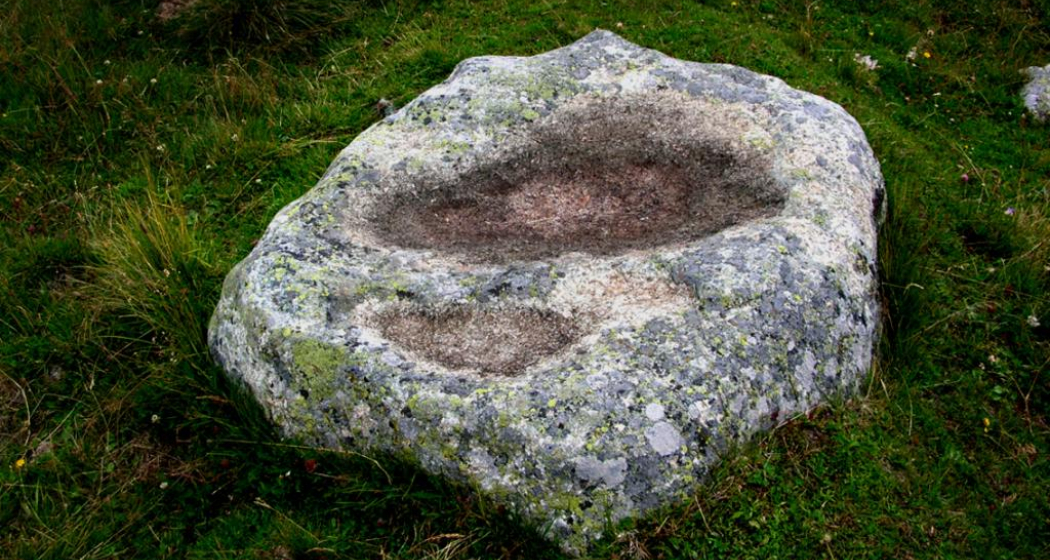 Der rätselhafte Stein am Septimerweg oberhalb von Bivio mit seinen 2 schalenförmigen Vertiefungen Der rätselhafte Stein am Septimerweg oberhalb von Bivio mit seinen 2 schalenförmigen Vertiefungen