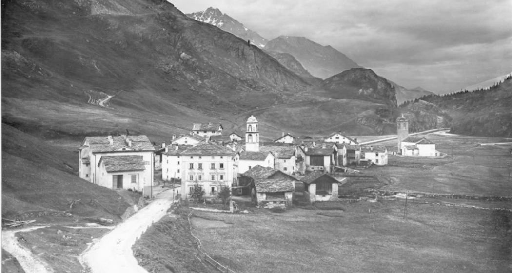Die Julierstrasse durch Bivio im Zeitraum 1890-1936. Damals war der Belag noch nicht befestigt, Postkutschen konnten die Passstrasse jedoch befahren. Die Julierstrasse durch Bivio im Zeitraum 1890-1936. Damals war der Belag noch nicht befestigt, Postkutschen konnten die Passstrasse jedoch befahren.
