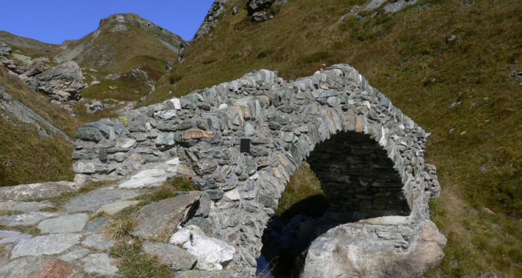 Die 1992 gebaute Brücke am Septimerweg. Die 1992 gebaute Brücke am Septimerweg.