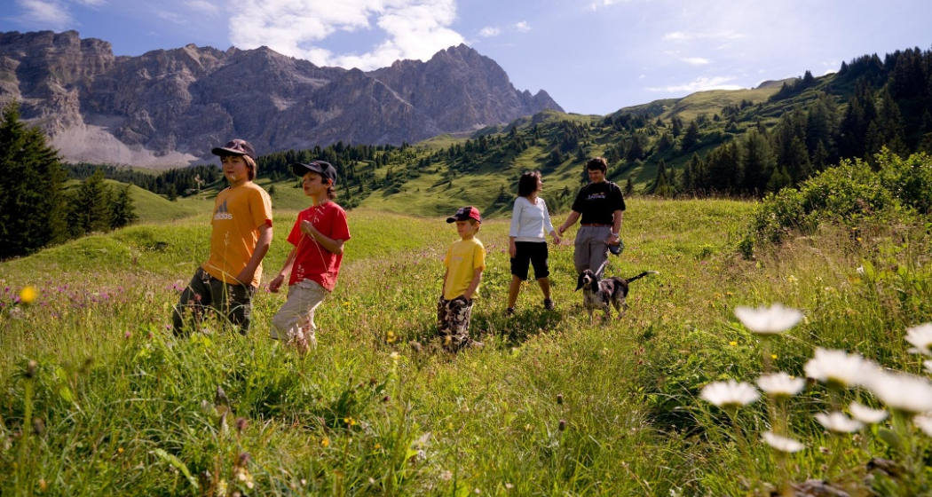 Familie beim Wandern in Savognin Familie beim Wandern in Savognin
