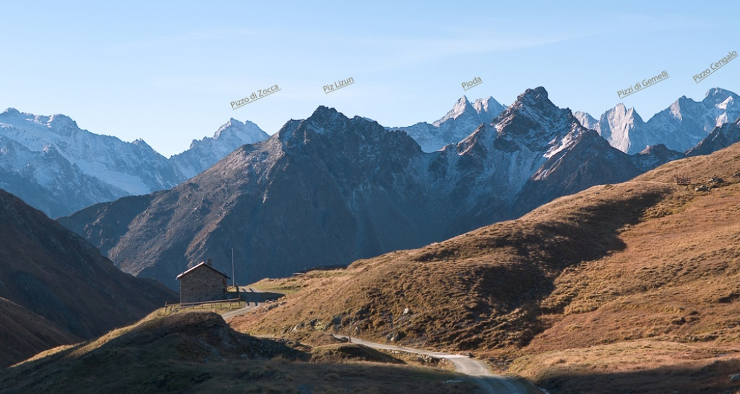Ausblick von der Passhöhe in die Bergeller Alpen.
