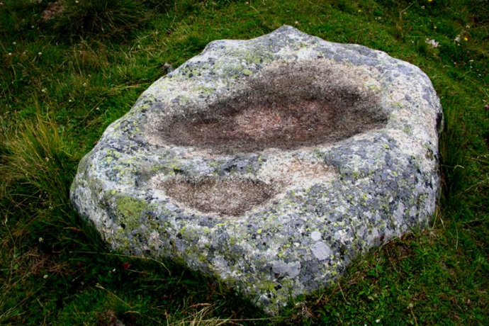 The enigmatic stone on the Septimerweg above Bivio with its 2 bowl-shaped depressions