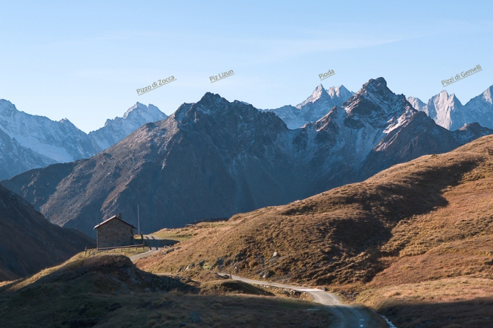 Ausblick von der Passhöhe in die Bergeller Alpen. Ausblick von der Passhöhe in die Bergeller Alpen.