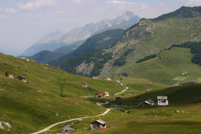 View over the Val Tgavregta with the Alps, which were ordered by Bregaglia.