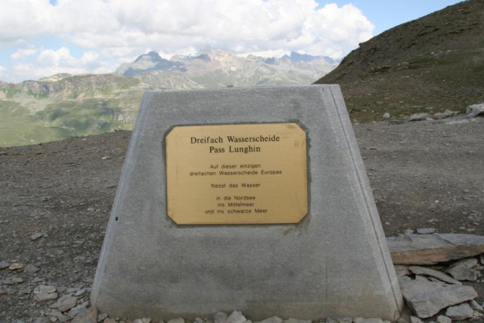 Die Wasserscheide auf dem Pass Lunghin. Die Wasserscheide auf dem Pass Lunghin.