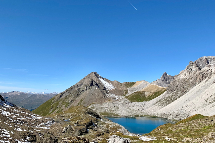 Etappe 10: Aufstieg zur Fuorcla da Tschitta. Blick zurück auf Pizza Grossa, Cotschen und Tinzenhorn