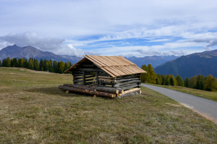 "Tgamons" – Historic hay huts in Parc Ela "Tgamons" – Historic hay huts in Parc Ela