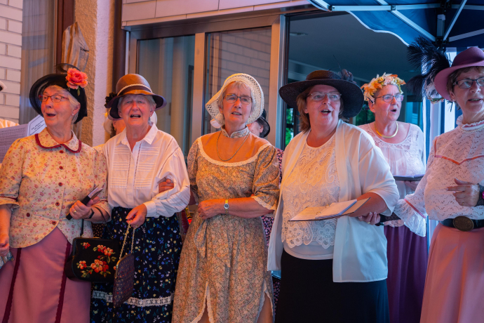 Roundabout - simply singing in a circle (gdl_848343817_image) Roundabout - simply singing in a circle (gdl_848343817_image)