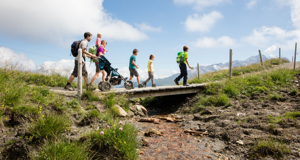 Familie am Wandern in Savognin Bivio Familie am Wandern in Savognin Bivio