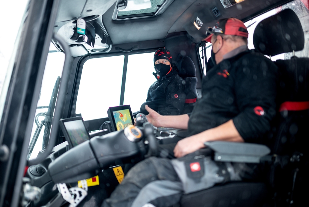 Schneepraktikum Savognin Pistenbully (© Marco Hartmann, Graubünden Ferien)