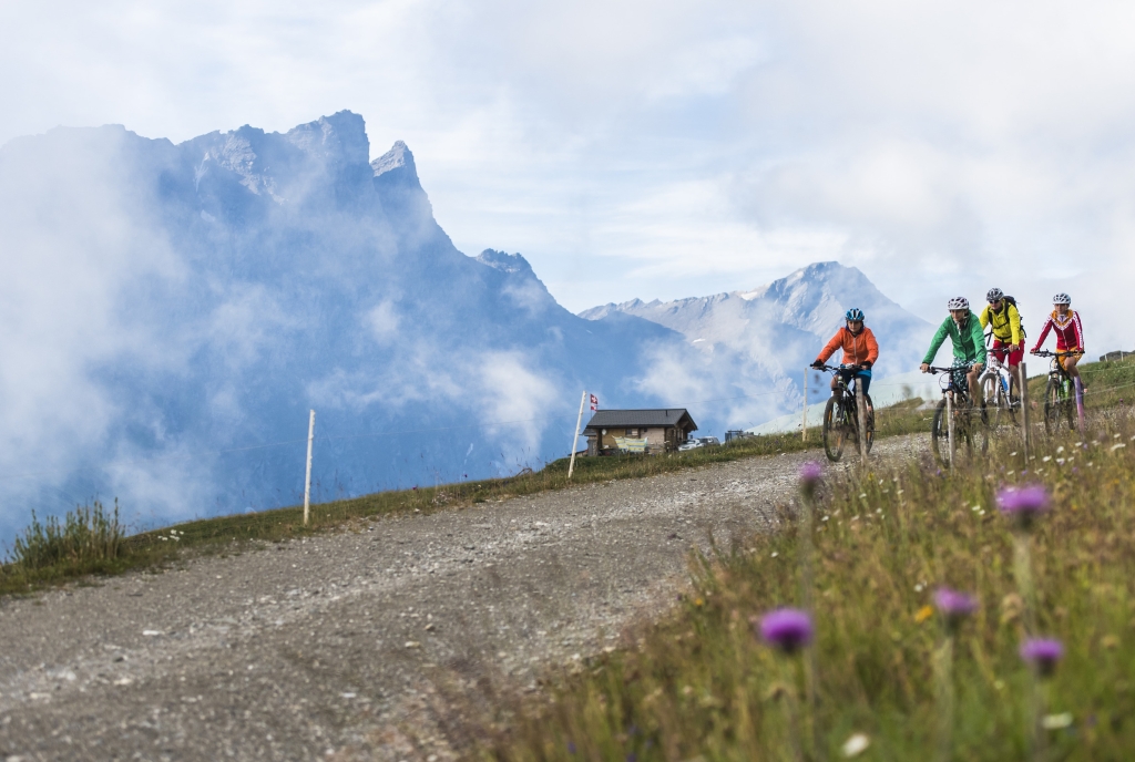 Familie am Mountainbiken in Savognin Bivio