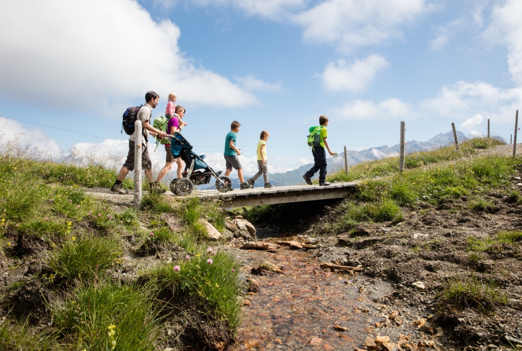 Familie am Wandern in Savognin Bivio