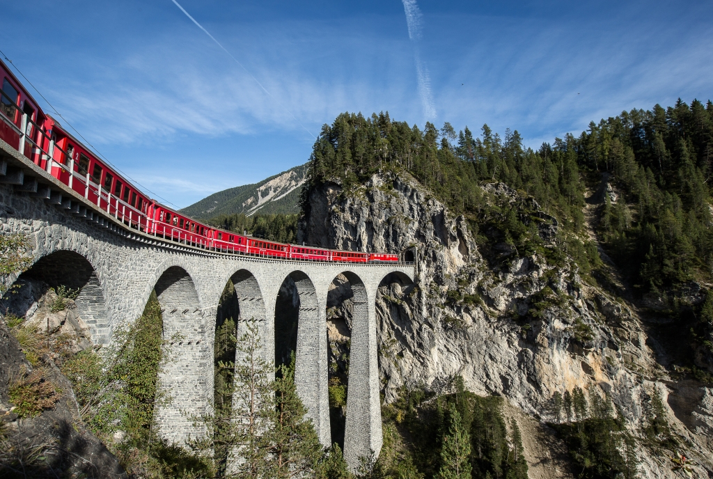 Bernina Express auf Landwasserviadukt